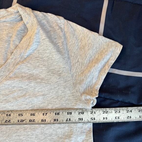 Universal Thread Gray Cropped V-Neck T-Shirt Women’s XL Soft Stretchy - Picture 3 of 6